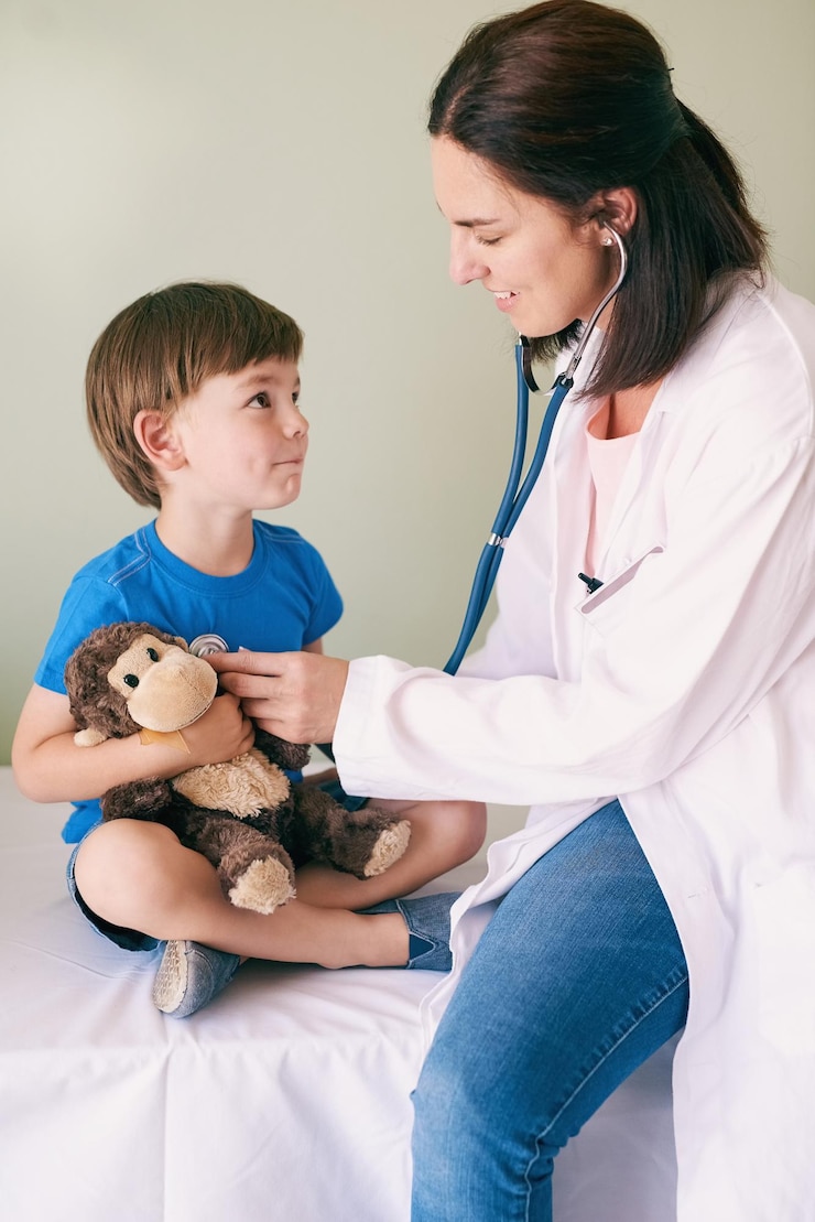 Photo j'ai hâte de dire à ta mère à quel point tu es courageuse photo d'une femme médecin vérifiant le rythme cardiaque de ses jeunes patients