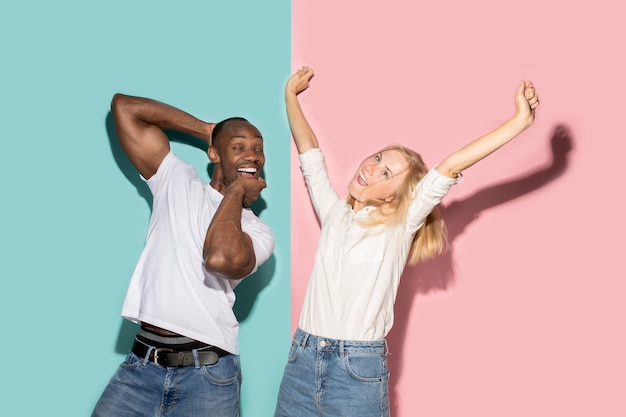 J'ai perdu la tête Le couple aux yeux louches avec une expression étrange Beau portrait de femme en demi-longueur