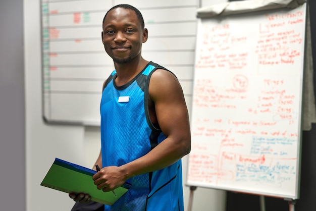 J'ai un plan de remise en forme qui vous convient Portrait d'un entraîneur personnel debout dans son bureau à la salle de sport