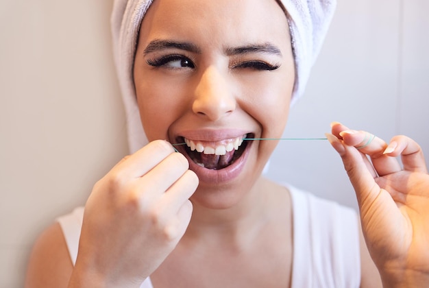 J'ai presque compris. Photo d'une belle jeune femme se nettoyant les dents à la maison.