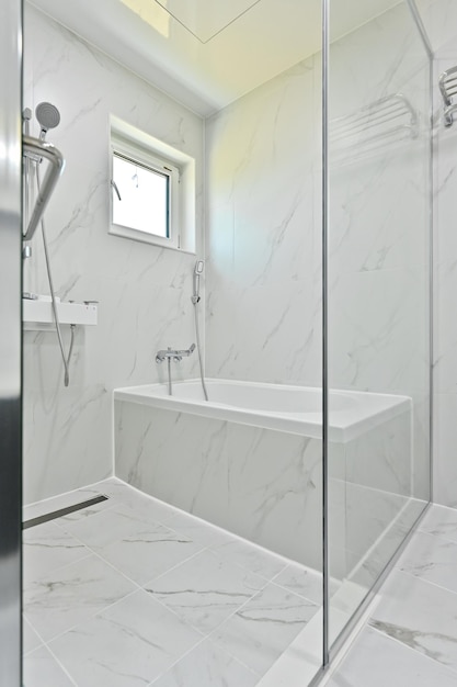 J'ai pris une photo de la baignoire dans la salle de bain décorée avec des carreaux à motif Bianco