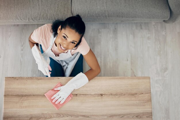 J'ai quelques conseils pour garder votre maison impeccable. Plan d'une femme essuyant des surfaces à la maison.