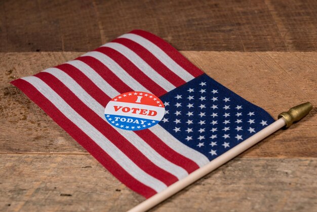 J'ai voté aujourd'hui autocollant pour les électeurs aux élections américaines avec le drapeau américain sur une table en bois rustique