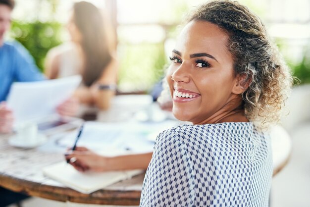 J'aime le changement de scène Portrait d'une jeune femme d'affaires ayant une réunion avec ses collègues à l'extérieur