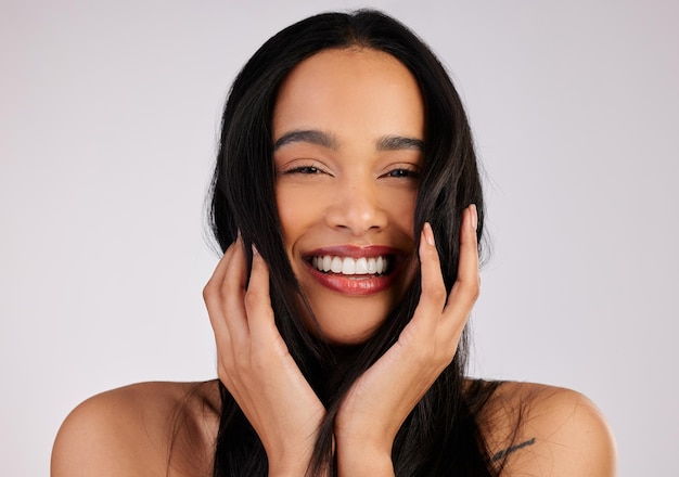 J'aime mes cheveux Prise de vue en studio d'une belle jeune femme posant sur un fond gris