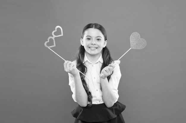 J'aime mon école amour drôle étude journée de la connaissance enfance heureuse petite fille étudiante amant d'école écolière en uniforme enfant avec des lunettes de coeur de fête intelligent enfant intelligent retour à l'école