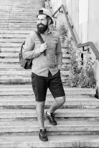 J'aime New York Hipster mature avec barbe voyageur Homme barbu Confiant homme brutal marche rue Homme coiffeur soins hipster brutal avec sac à dos de voyage randonnée aventure concept style urbain