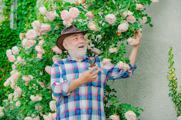 J'aime nos moments à la campagne, rappelez-vous le temps de planter des fleurs Happy farmer in cowboy hat havi