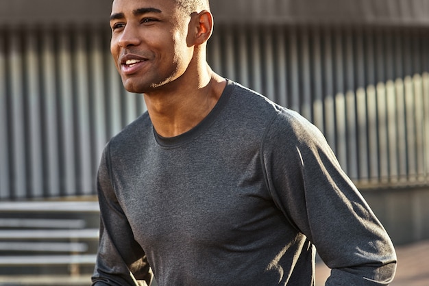 J'aime le portrait en gros plan du sport d'un homme africain beau et sportif en vêtements de sport commençant à