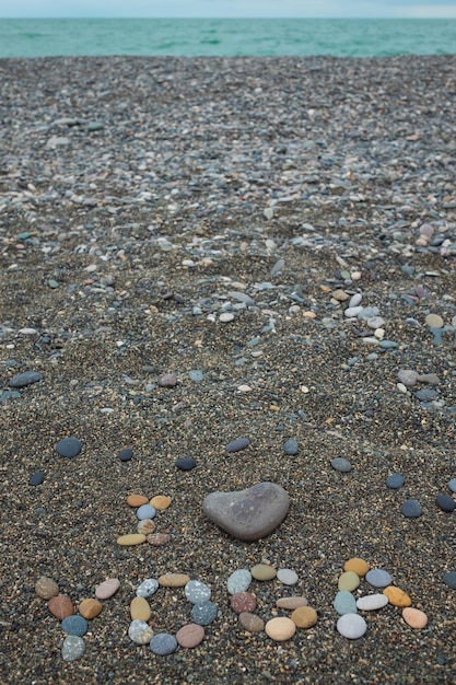 J'aime le texte de yoga fait de pierres sur la plage