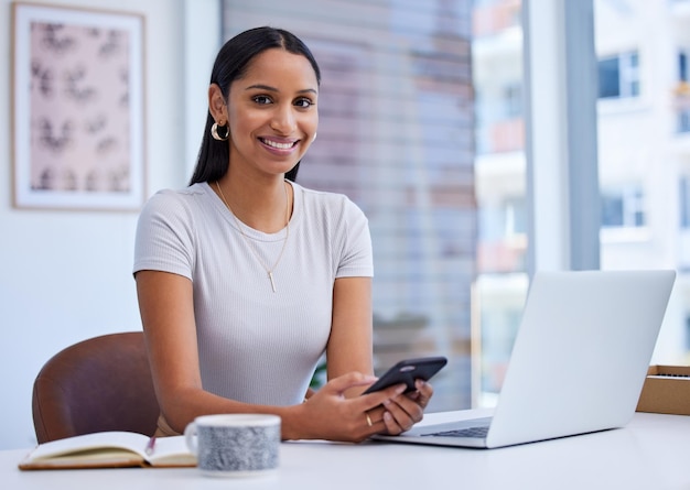 J'apprécie la communication Portrait recadré d'une jeune femme d'affaires séduisante envoyant un texte alors qu'elle était assise à son bureau au bureau