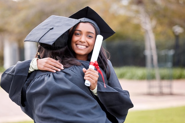 J'espère bien continuer à être besties pour toujours. Portrait d'une jeune femme étreignant son amie le jour de la remise des diplômes.