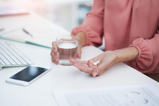 J'espère que je me sentirai beaucoup mieux après cette photo d'une femme âgée méconnaissable prenant ses médicaments à son bureau au travail