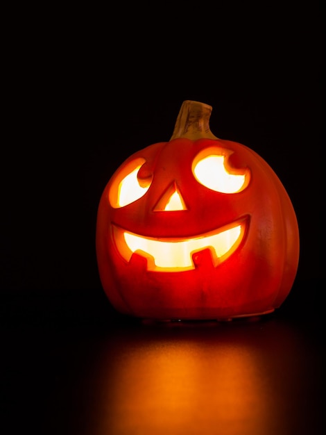 Jack-o'-lantern allumé sur fond noir.