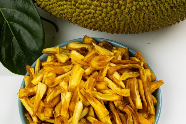 Photo jackfruit chips kerala collation spéciale faite à l'aide d'images brutes de jacquier isolées sur fond blanc