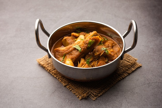 Jackfruit Masala sabji ou Fanas Sabzi ou curry KathalÃ‚Â épicé de style indien, servi dans un bol ou karahi. mise au point sélective