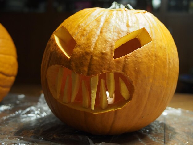 Jackolantern sculpté avec un visage maléfique