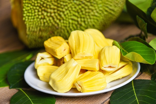 Jacquier sur plaque blanche avec feuille, jacquier mûr fruits tropicaux pelés frais de jacquier arbre