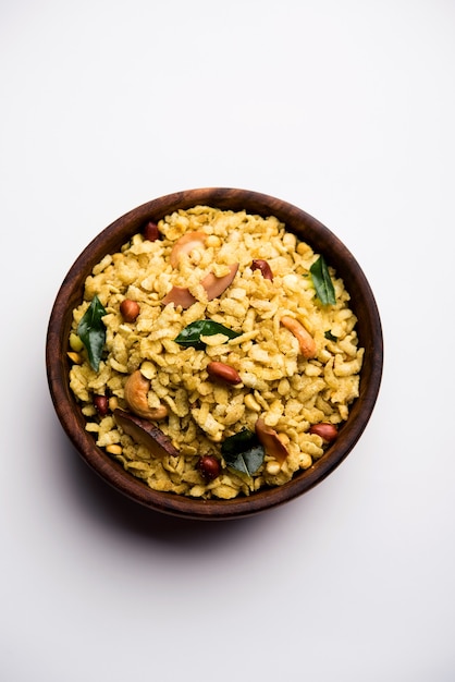 Jada Poha Namkeen Chivda ou Thick Pohe Chiwda est une collation en pot avec un mélange de saveurs sucrées, salées et de noix, servi avec du thé. mise au point sélective