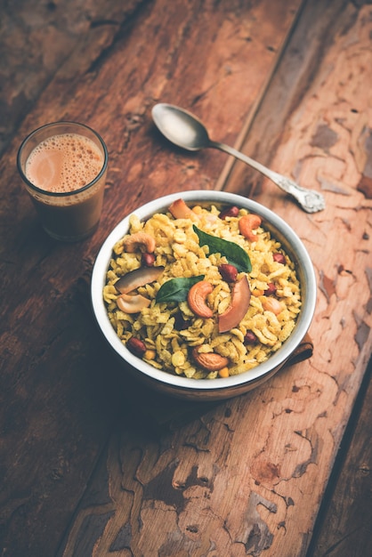 Jada Poha Namkeen Chivda ou Thick Pohe Chiwda est une collation en pot avec un mélange de saveurs sucrées, salées et de noix, servi avec du thé. mise au point sélective