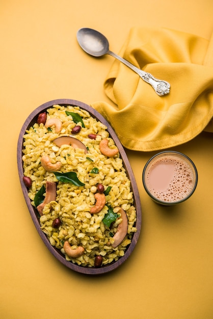 Jada Poha Namkeen Chivda ou Thick Pohe Chiwda est une collation en pot avec un mélange de saveurs sucrées, salées et de noix, servi avec du thé. mise au point sélective