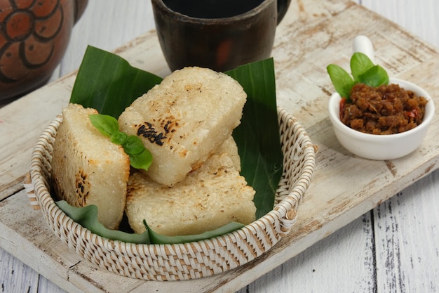 Jadah Ketan Bakar ou riz glutenux rôti ou riz collant est l'un des aliments traditionnels indonésiens