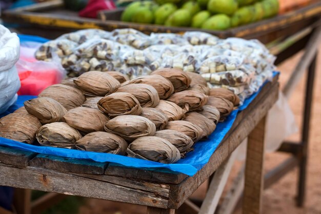 Jaggery ou sucre de palme à vendre sur le marché