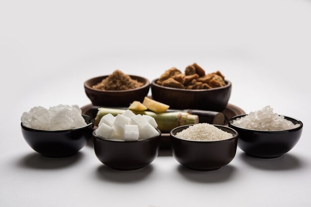 Jaggery, variété de sucre et canne à sucre - sous-produits de la canne à sucre ou de Ganna placés sur fond de mauvaise humeur. Mise au point sélective