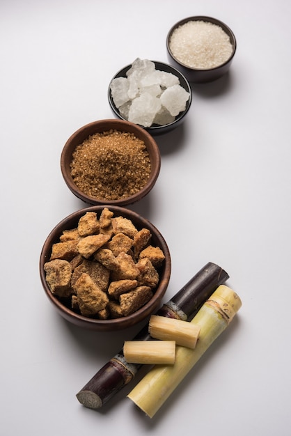 Jaggery, variété de sucre et canne à sucre - sous-produits de la canne à sucre ou de Ganna placés sur fond de mauvaise humeur. Mise au point sélective