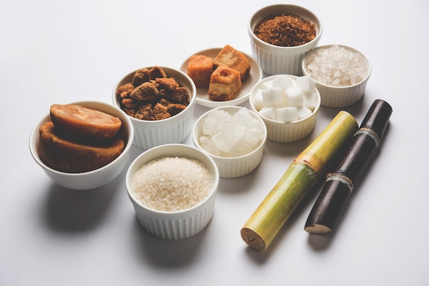 Jaggery, variété de sucre et canne à sucre - sous-produits de la canne à sucre ou de Ganna placés sur fond de mauvaise humeur. Mise au point sélective