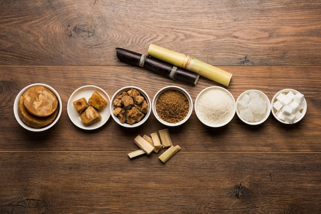 Jaggery, variété de sucre et canne à sucre - sous-produits de la canne à sucre ou de Ganna placés sur fond de mauvaise humeur. Mise au point sélective