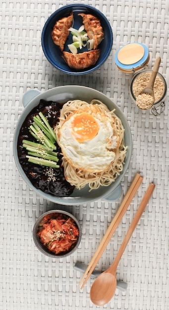 Jajang Myeon ou nouilles coréenne JJajangmyeon avec sauce aux haricots noirs, servies avec concombre et graines de sésame