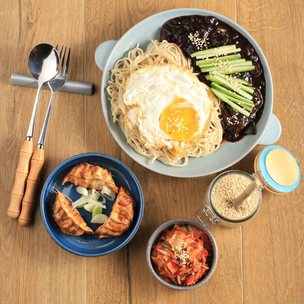 Jajang Myeon ou nouilles coréenne JJajangmyeon avec sauce aux haricots noirs, servies avec concombre et graines de sésame