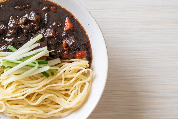 Jajangmyeon est des nouilles coréennes avec sauce noire