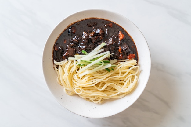 Jajangmyeon ou Jajangmyeon est des nouilles coréennes avec sauce noire