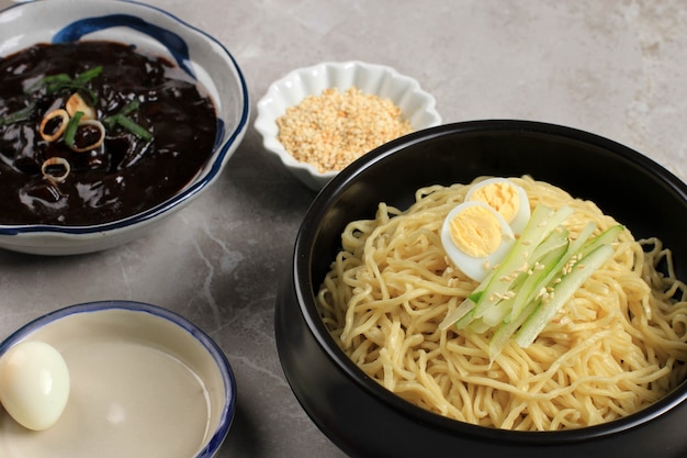 Jajangmyeon ou JJajangmyeon est une nouille coréenne avec sauce noire photo horizontale Close Up