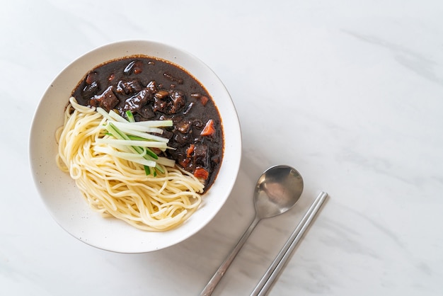 Jajangmyeon ou JJajangmyeon est des nouilles coréennes avec sauce noire - Style de cuisine coréenne