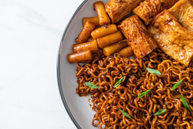 Jajangmyeon ou JJajangmyeon avec des nouilles instantanées coréennes Odeng et Omuk avec un gâteau de poisson coréen à la sauce aux haricots noirs