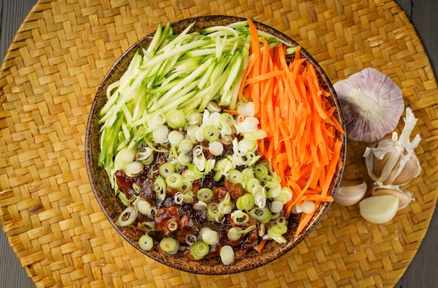 Jajangmyeon traditionnel sur fond simple