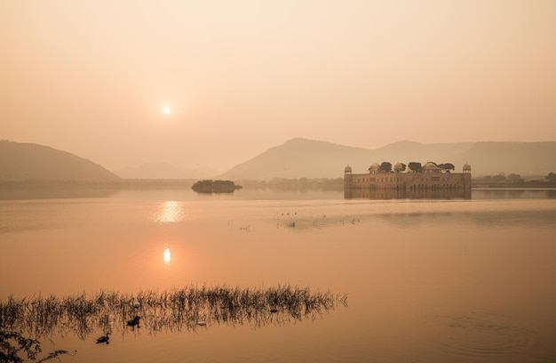 Jal Mahal (qui signifie Palais de l'Eau) est un palais au milieu du lac Man Sagar dans la ville de Jaipur, la capitale de l'État du Rajasthan, en Inde.