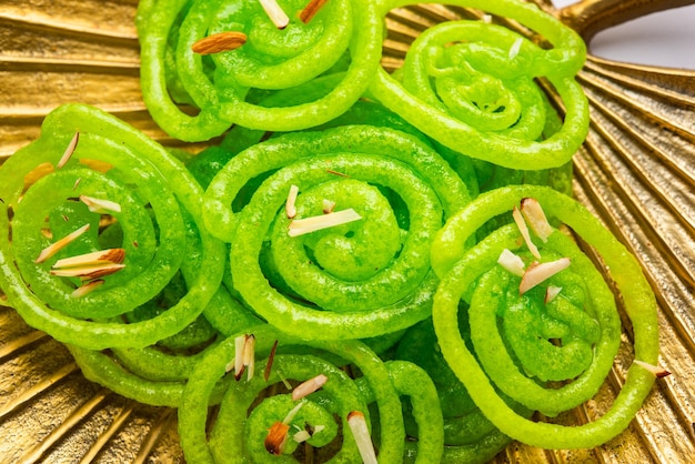 Photo jalebi mithai vert ou bonbon de l'inde une torsion à un imarti ou jilbi traditionnel