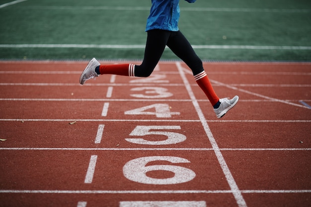 la jambe de compétition de fitness en plein air courir