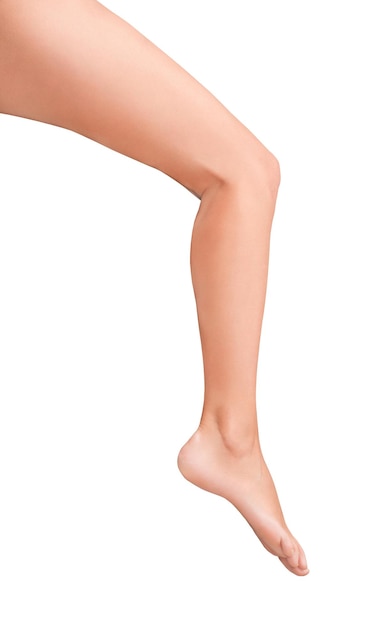Jambe féminine avec peau bien entretenue cuisse tibia pied isolé sur fond blanc avec un tracé de détourage