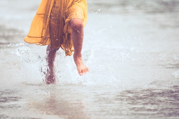 Jambe de petite fille enfant qui court sur la plage