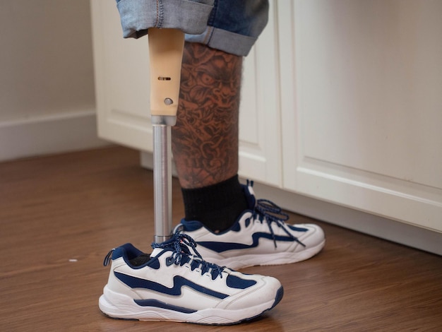 jambe pied chaussure partie du corps personne humaine tatouage handicap debout prothèse prothétique homme art sportif