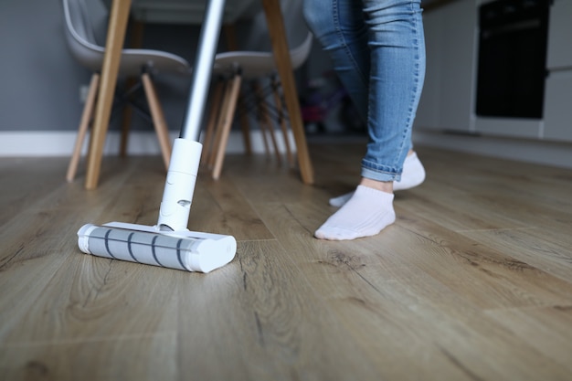 Jambes adultes en jeans et chaussettes