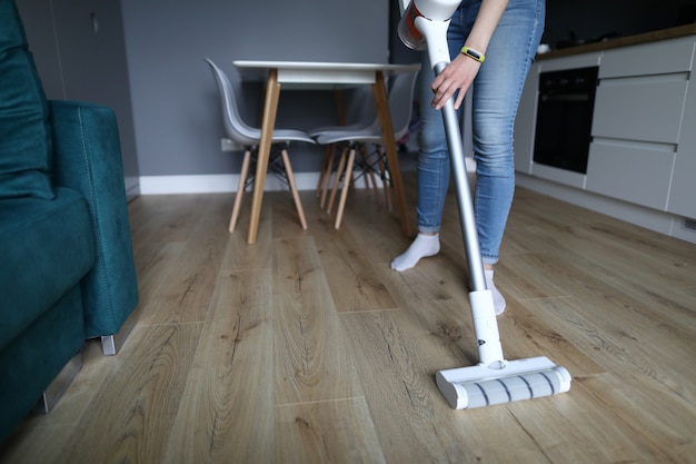 Jambes adultes en jeans élégants