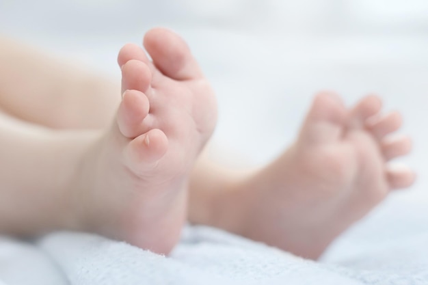 Les Jambes De Bébé Reposent Sur Une Couverture Grise Santé Du Bébé Motricité Des Jambes