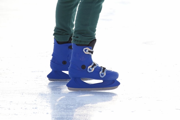 Jambes en bleu patinage sur la patinoire