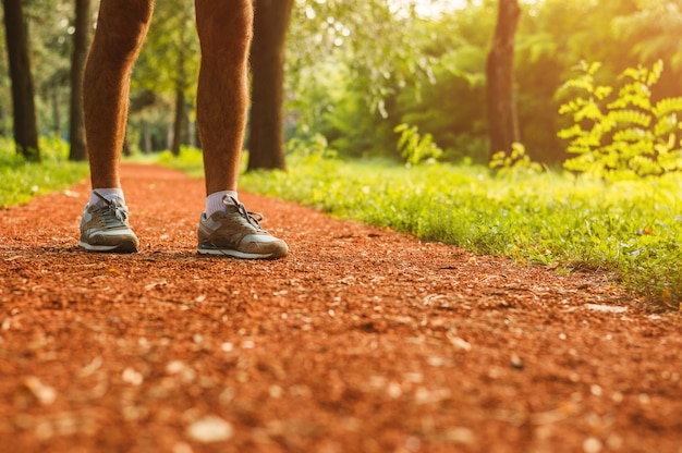 Jambes, et, chaussure course, gros plan, de, homme, jogging, dehors, sur, route